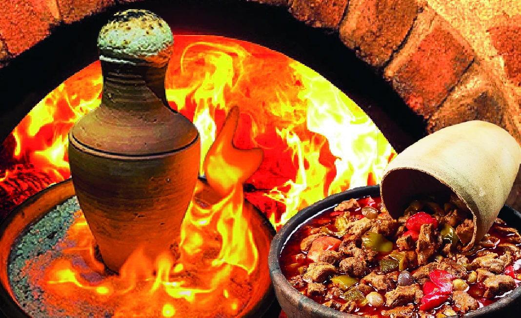 Alevlerin içinde testi kebabı ve yanında sebzeli et sunumu